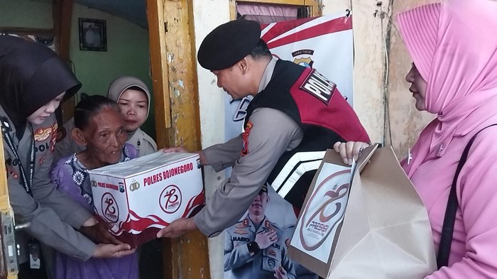 polisi di Bojonegoro berbagi baksos