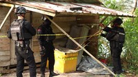 Tim Jibom Polda Babel di tempat penyimpanan mortir yang ditemukan nelayan, sebelum diledakkan. Tempat tersebut diberi garis polisi.