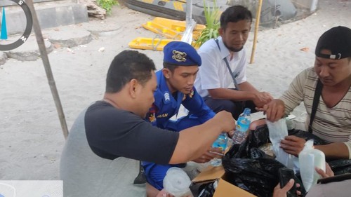 Polisi memeriksa benih lobster di Lombok Timur. (Dok. Humas Polda NTB)
