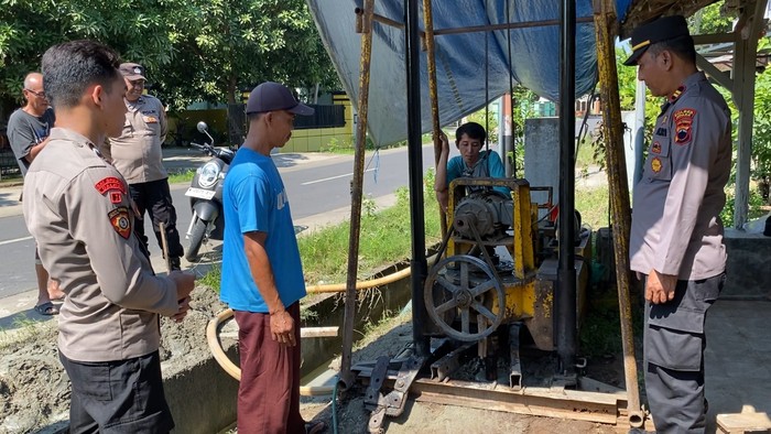 Polres Jepara merealisasikan pembuatan sumur bor di Desa Clering, Kecamatan Donorojo, Kabupaten Jepara, Jumat (21/6/2024)