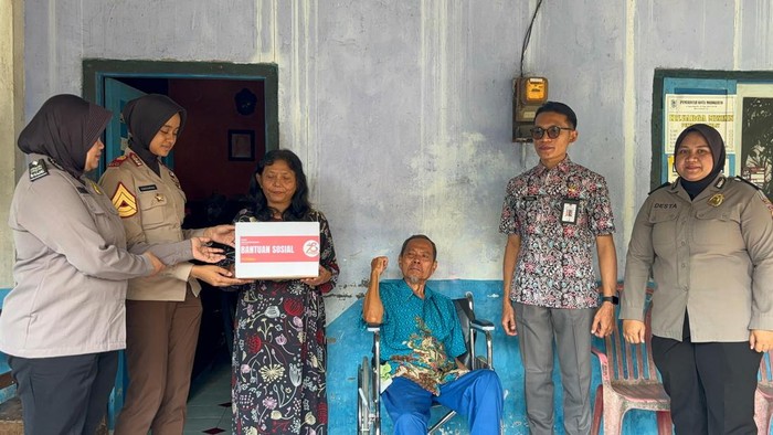 Polwan Kota Mojokerto blusukan membantu lansia