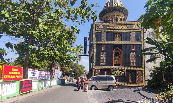 Ponpes Al Mahdiy di Buduran, Sidoarjo yang diminta warga untuk ditutup diduga pengasuhnya melakukan tindakan asusila.