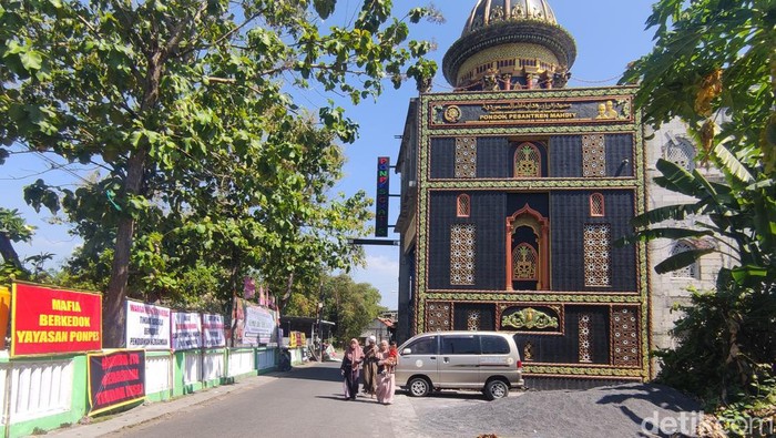 Ponpes Al Mahdiy di Buduran, Sidoarjo yang diminta warga untuk ditutup diduga pengasuhnya melakukan tindakan asusila.