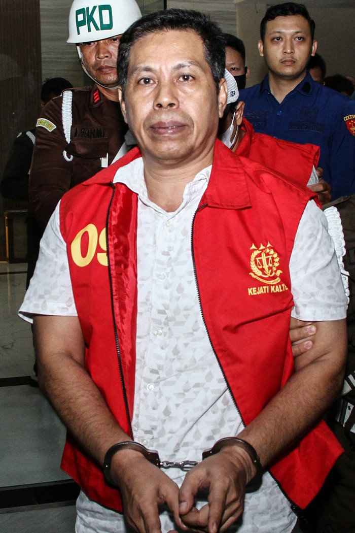 Ketua Umum KONI Kabupaten Kotawaringin Timur Ahyar Umar (kiri) dikawal petugas usai menjalani pemeriksaan di Kejaksaan Tinggi (Kejati) Provinsi Kalimantan Tengah, Palangka Raya, Kamis (20/6/2024) malam. Kejati Kalteng menahan Ahyar Umar dan Bendahara KONI Bani Purwoko setelah ditetapkan sebagai tersangka terkait kasus dugaan korupsi dana hibah KONI Kabupaten Kotawaringin Timur tahun anggaran 2021 – 2023 pada pada Mei 2024 . ANTARA FOTO/Auliya Rahman/Spt.
