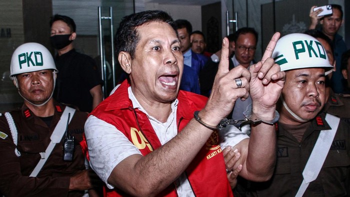 Ketua Umum KONI Kabupaten Kotawaringin Timur Ahyar Umar (kiri) dikawal petugas usai menjalani pemeriksaan di Kejaksaan Tinggi (Kejati) Provinsi Kalimantan Tengah, Palangka Raya, Kamis (20/6/2024) malam. Kejati Kalteng menahan Ahyar Umar dan Bendahara KONI Bani Purwoko setelah ditetapkan sebagai tersangka terkait kasus dugaan korupsi dana hibah KONI Kabupaten Kotawaringin Timur tahun anggaran 2021 – 2023 pada pada Mei 2024 . ANTARA FOTO/Auliya Rahman/Spt.