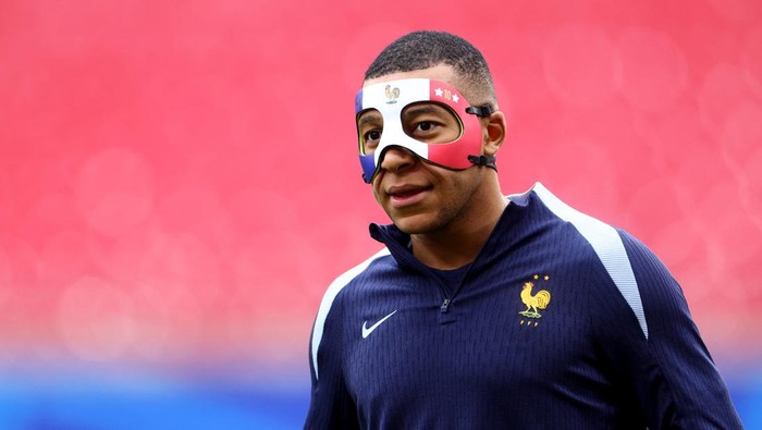Soccer Football - Euro 2024 - France Training - Leipzig Stadium, Leipzig, Germany - June 20, 2024 Frances Kylian Mbappe wears a protective mask during training REUTERS/Lisi Niesner
