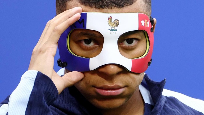 Soccer Football - Euro 2024 - France Training - Leipzig Stadium, Leipzig, Germany - June 20, 2024 Frances Kylian Mbappe wears a protective mask during training REUTERS/Lisi Niesner