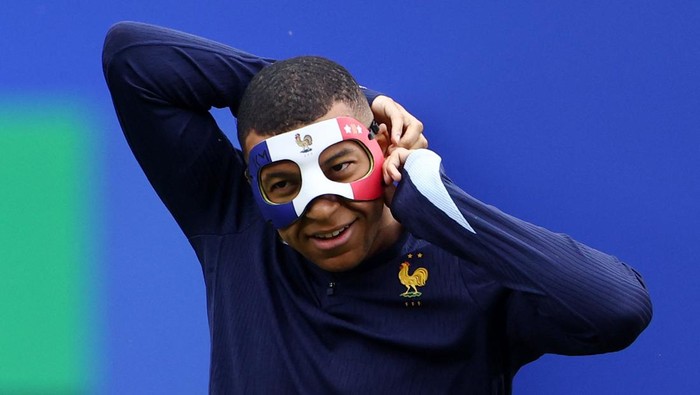 Soccer Football - Euro 2024 - France Training - Leipzig Stadium, Leipzig, Germany - June 20, 2024 Frances Kylian Mbappe wears a protective mask during training REUTERS/Lisi Niesner