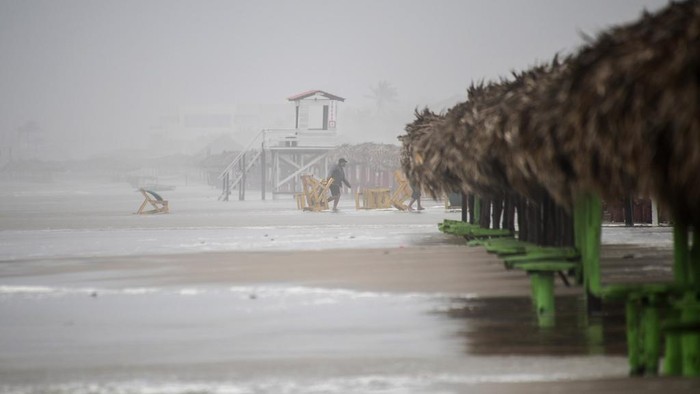 Badai Tropis Alberto menghantam wilayah di Meksiko. Badai ini menghantam salah satunya Pantai Miramar, Meksiko.