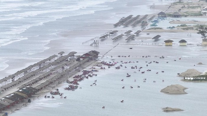 Badai Tropis Alberto menghantam wilayah di Meksiko. Badai ini menghantam salah satunya Pantai Miramar, Meksiko.