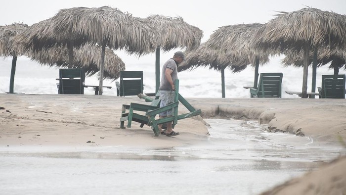 Badai Tropis Alberto menghantam wilayah di Meksiko. Badai ini menghantam salah satunya Pantai Miramar, Meksiko.