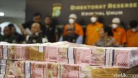 Selain uang palsu, pihak kepolisian menyita beberapa barang bukti lainnya, yakni mesin pemotong uang, mesin print, alat ultraviolet, hingga alat mesin hitung uang.