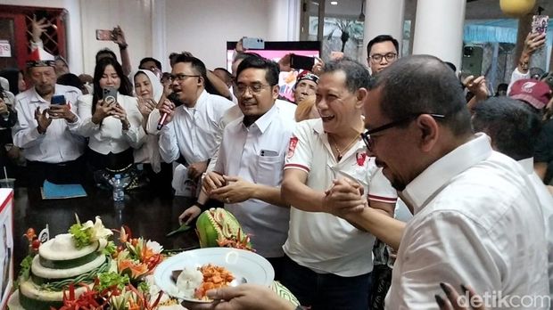 Presiden RI Joko Widodo (Jokowi) berulang tahun yang ke-63 pada hari ini. Sejumlah kelompok relawan turut merayakan hari ulang tahun (HUT) Jokowi. (Astrid M/detikcom)