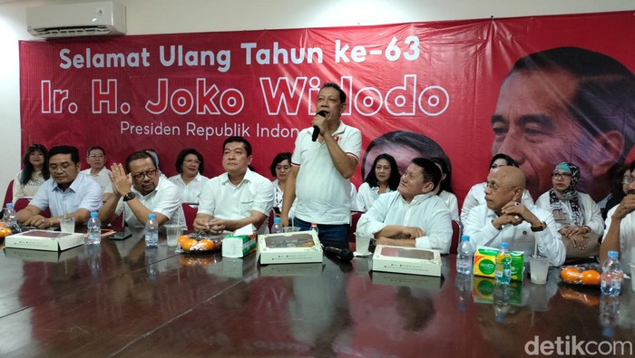 Presiden RI Joko Widodo (Jokowi) berulang tahun yang ke-63 pada hari ini. Sejumlah kelompok relawan turut merayakan hari ulang tahun (HUT) Jokowi. (Astrid M/detikcom)