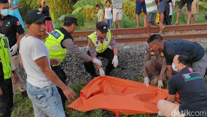 Pria tanpa identitas tewas diduga sengaja menabrakkan diri ke KA di Bojonegoro