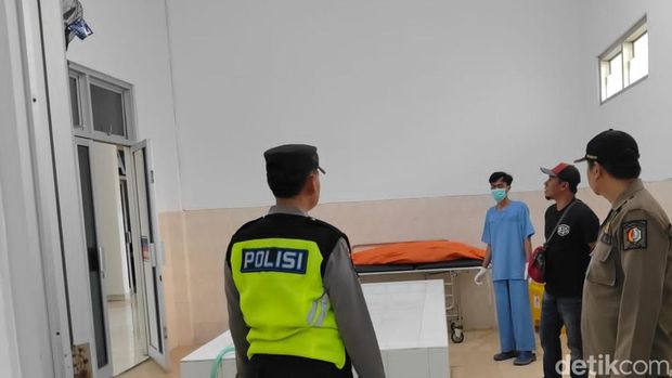 Pria tanpa identitas tewas diduga sengaja menabrakkan diri ke KA di Bojonegoro