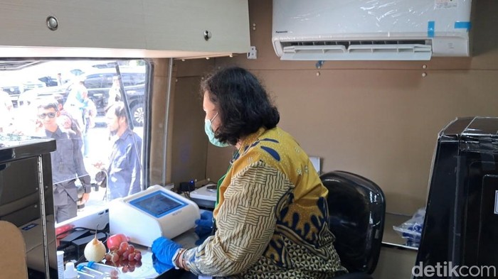 Proses pengecekan pangan segar di mobil labolatorium keliling