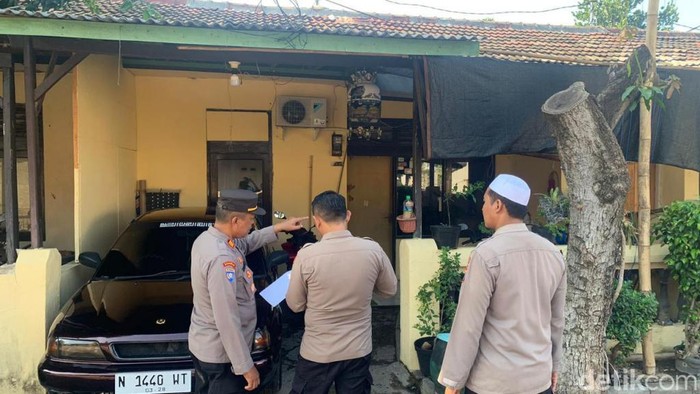 Proses penilaian lomba kebersihan dan kerapian asrama polisi Pasuruan.