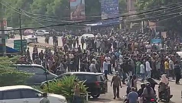 Ratusan pengurus penyeberangan truk berunjuk rasa di Pelabuhan Bakauheni, Lampung Selatan.