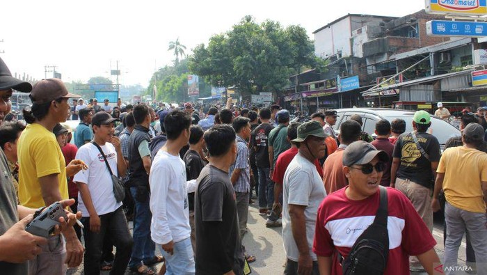 Ratusan pengurus truk menggelar aksi unjuk rasa di depan pintu masuk area pelabuhan Bakauheni.