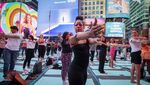Ratusan Warga New York Ikut Yoga Bareng Saat Titik Balik Matahari