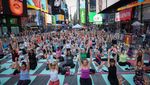 Ratusan Warga New York Ikut Yoga Bareng Saat Titik Balik Matahari