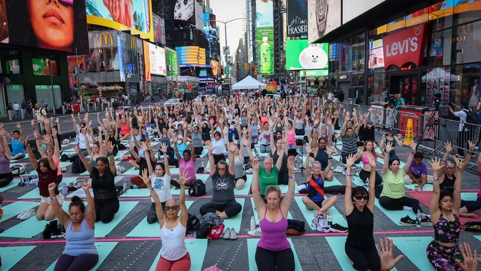 Ratusan Warga New York Yoga Bareng Saat Titik Balik Matahari People practice yoga during the 22nd annual
