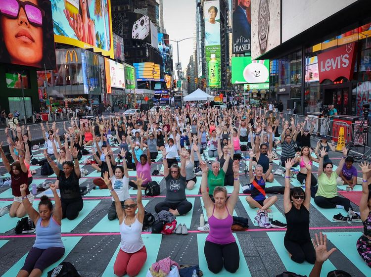 Ratusan Warga New York Ikut Yoga Bareng Saat Titik Balik Matahari