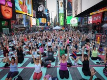 Ratusan Warga New York Ikut Yoga Bareng Saat Titik Balik Matahari
