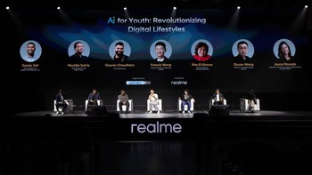 Di acara peluncuran diadakan juga diskusi panel membahas bagaimana AI merevolusi gaya hidup anak muda. Salah satu speaker adalah Mouldie Satria, YouTuber teknologi dari Indonesia yang dikenal dengan channelnya Sobat Hape. Foto: Realme