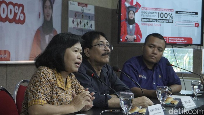 Rektor dan Wakil Rektor Universitas Dinamika Surabaya saat menjelaskan soal beasiswa 100% untuk 100 orang.