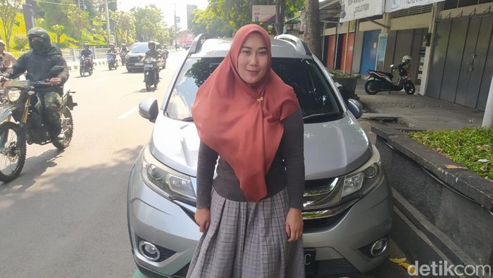 Maftuhah, pemilik rental mobil S3M (Sewa Mobil Muslimah Magelang) yang hanya melayani konsumen wanita di Magelang, Jumat (21/6/2024).