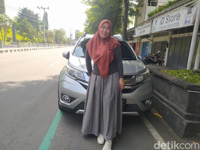 Maftuhah, pemilik rental mobil S3M (Sewa Mobil Muslimah Magelang) yang hanya melayani konsumen wanita di Magelang, Jumat (21/6/2024).