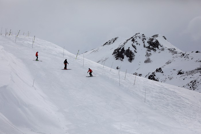 Tourists ski in Valle Nevado, a winter resort in the Andes mountain range, in Santiago, Chile, June 20, 2024. REUTERS/Pablo Sanhueza