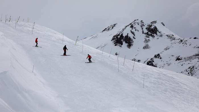 Resor Ski di Chile Kembali Ramai Wisatawan Tourists ski in Valle Nevado, a winter resort in the Andes mountain range, in Santiago, Chile, June 20, 2024. REUTERS/Pablo Sanhueza