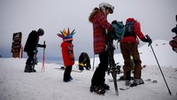 Musim ski di Chili resmi dibuka, dengan para pemain ski yang bersemangat mencicipi salju segar di lereng putih Valle Nevado, dekat ibu kota Santiago, pada Kamis (20/6/2024).