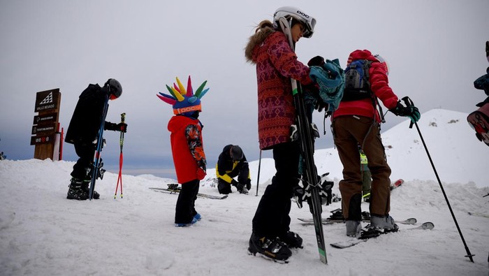 Resor Ski di Chile Kembali Ramai Wisatawan Tourists ski in Valle Nevado, a winter resort in the Andes mountain range, in Santiago, Chile, June 20, 2024. REUTERS/Pablo Sanhueza