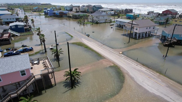 Rumah-rumah di Texas Kebanjiran Usai Diterjang Badai Tropis Alberto An aerial view shows flooded homes after tropical storm Alberto made landfall in Mexico, in Surfside Beach, Texas, U.S., on June 20, 2024. REUTERS/Evan Garcia