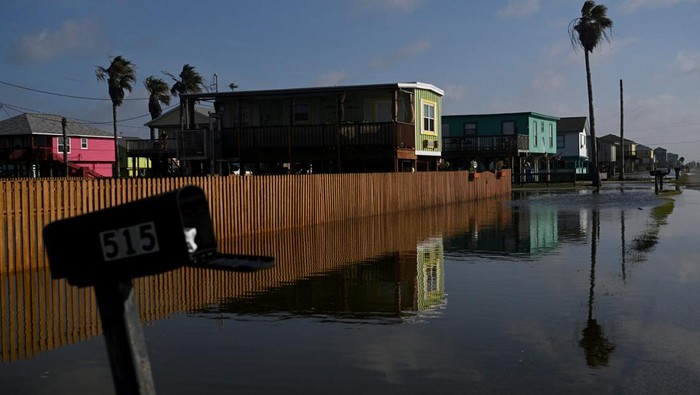 Floodwaters surround homes due to Tropical Storm Alberto in Surfside Beach, Texas, U.S., June 20, 2024.   REUTERS/Callaghan O'Hare