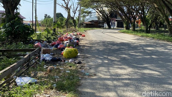 Sampah berserakan di Jalan Raya Kota Palopo.