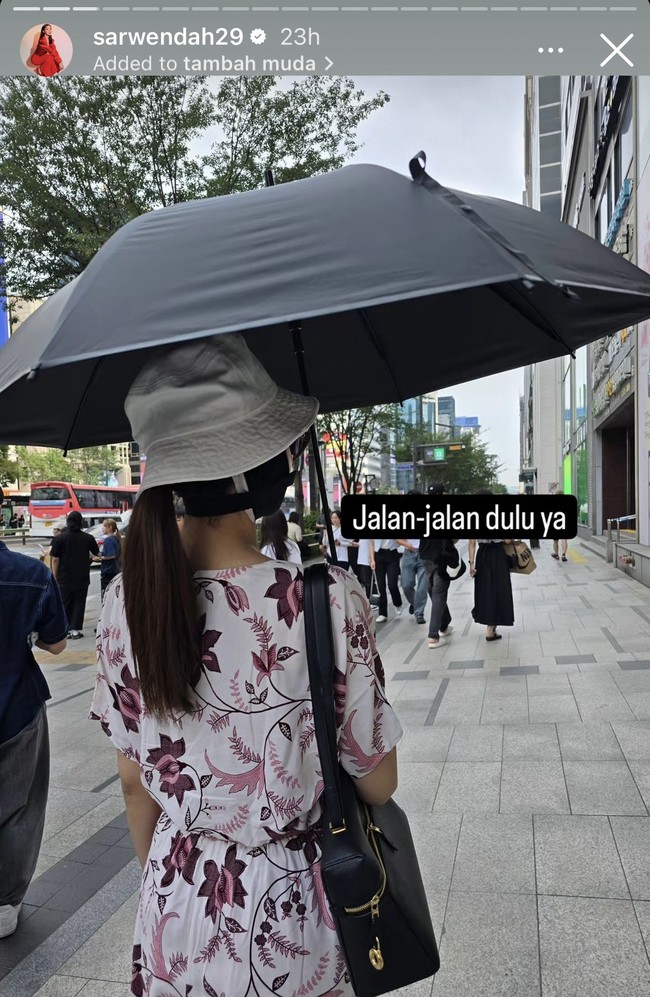 Meski dengan wajah masih di perban namun di hari kedua pasca operasi Sarwendah terlihat sudah jalan-jalan ke luar. Ia juga memakai payung, topi, serta kaca mata hitam untuk melindungi wajahnya dari cahaya matahari. Foto: Instagram/@sarwendah29
