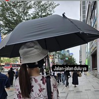 Meski dengan wajah masih di perban namun di hari kedua pasca operasi Sarwendah terlihat sudah jalan-jalan ke luar. Ia juga memakai payung, topi, serta kaca mata hitam untuk melindungi wajahnya dari cahaya matahari. Foto: Instagram/@sarwendah29