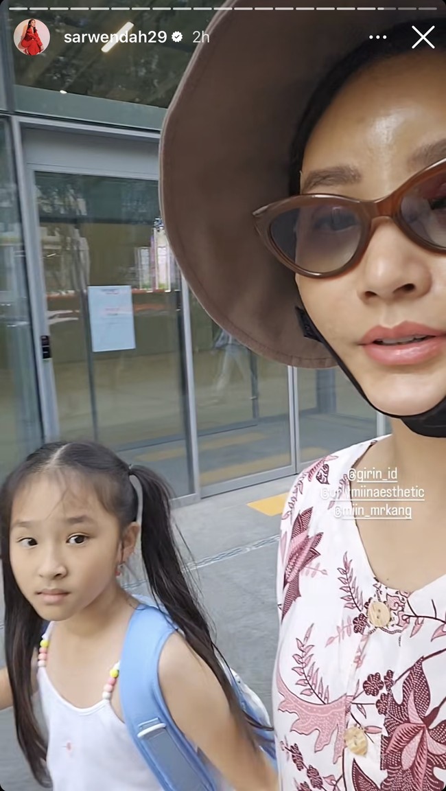 Tak sendirian, keberangkatan Sarwendah ke Korea diketahui dengan mengajak serta ketiga anaknya, Betrand Peto, Thalia, dan Thania. Dalam foto terlihat Sarwendah yang sedang menggandeng Thalia dan berjalan-jalan bersama. Foto: Instagram/@sarwendah29
