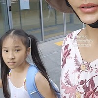 Tak sendirian, keberangkatan Sarwendah ke Korea diketahui dengan mengajak serta ketiga anaknya, Betrand Peto, Thalia, dan Thania. Dalam foto terlihat Sarwendah yang sedang menggandeng Thalia dan berjalan-jalan bersama. Foto: Instagram/@sarwendah29