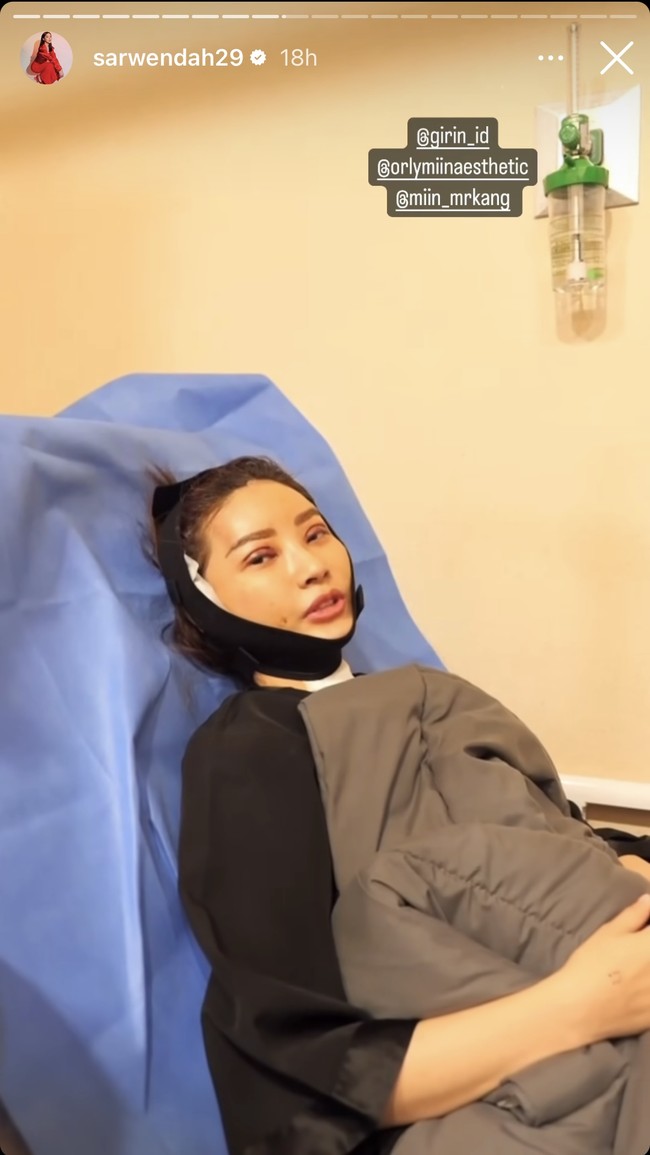 Sarwendah tampaknya baru saja menjalani operasi plastik di Korea. Melalui Instagram Story pribadinya wanita 34 tahun itu membagikan penampilannya setelah oplas di Girin Hospital. Masih terbaring di tempat tidur, wajah Sarwendah terlihat bengkak dan diperban. Foto: Instagram/@sarwendah29