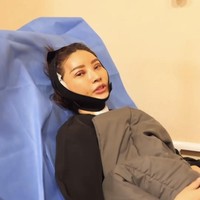 Sarwendah tampaknya baru saja menjalani operasi plastik di Korea. Melalui Instagram Story pribadinya wanita 34 tahun itu membagikan penampilannya setelah oplas di Girin Hospital. Masih terbaring di tempat tidur, wajah Sarwendah terlihat bengkak dan diperban. Foto: Instagram/@sarwendah29