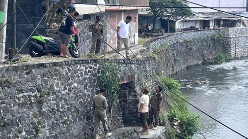 Satpol PP mengecek gorong-gorong yang diduga dijadikan tempat tinggal di sekitar Jalan Sunset Road, Kelurahan Seminyak, Kecamatan Kuta, Badung. (Dok. Satpol PP Badung)