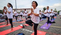 Gagasan Hari Yoga Internasional pertama kali diusulkan oleh Perdana Menteri Narendra Modi pada 27 September 2014 saat pidatonya di Majelis Umum PBB. Narendra Modi mendeskripsikan tentang yoga dalam pidatonya pada pembukaan sesi ke-69 Majelis Umum. Lalu, pada 11 Desember 2014, Perserikatan Bangsa-Bangsa (PBB) memproklamasikan 21 Juni sebagai Hari Yoga Internasional melalui resolusi 69/131. Pada tanggal 21 Juni 2015, hampir 36.000 orang, termasuk Perdana Menteri Modi, dan banyak tokoh politik terkenal lainnya dari seluruh dunia, melakukan 21 asana (postur yoga) selama 35 menit di New Delhi pada Hari Yoga Internasional pertama.