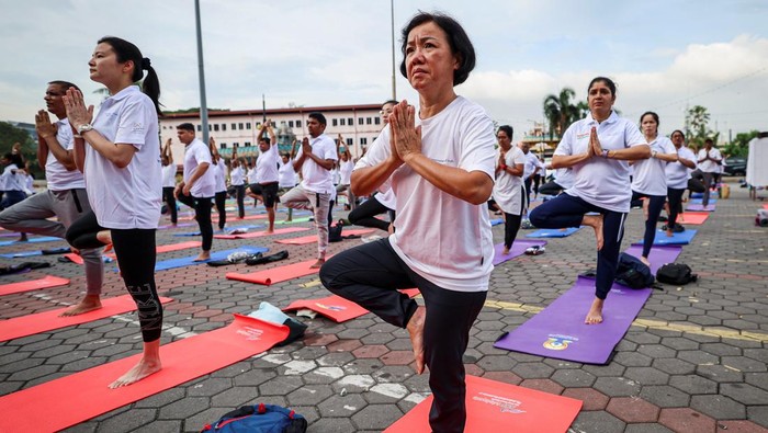 Yoga practitioners take part in a mass yoga session on the 10th International Day of Yoga at Batu Caves, Malaysia, on June 21, 2024. REUTERS/Annice Lyn
