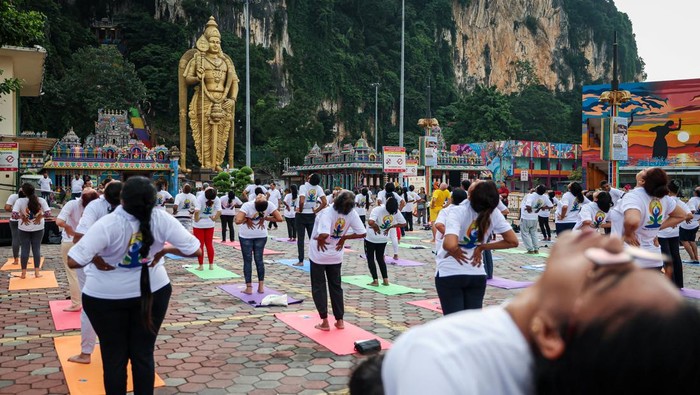 Yoga practitioners take part in a mass yoga session on the 10th International Day of Yoga at Batu Caves, Malaysia, on June 21, 2024. REUTERS/Annice Lyn